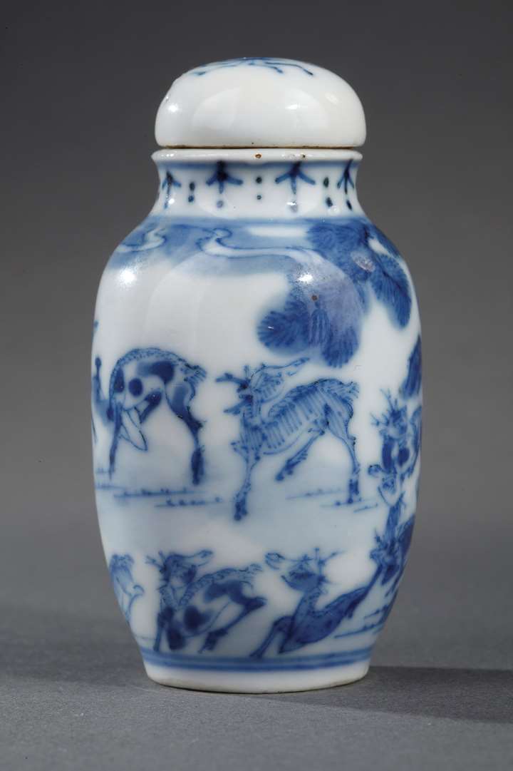 Snuff bottle blue and white porcelain decorated with deers in a landscape
